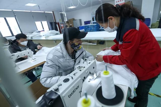 防護(hù)服緊缺？這家僅用了5天時(shí)間轉(zhuǎn)產(chǎn)防護(hù)服，日產(chǎn)量已達(dá)9000件