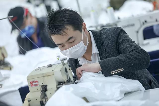 防護(hù)服緊缺？這家僅用了5天時(shí)間轉(zhuǎn)產(chǎn)防護(hù)服，日產(chǎn)量已達(dá)9000件