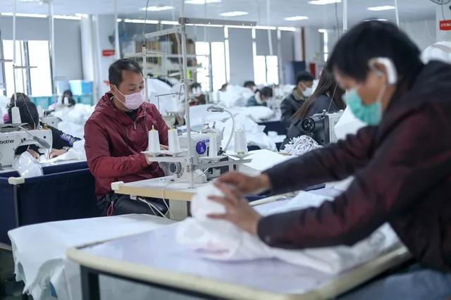 防護(hù)服緊缺？這家僅用了5天時(shí)間轉(zhuǎn)產(chǎn)防護(hù)服，日產(chǎn)量已達(dá)9000件