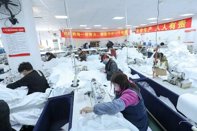 防護(hù)服緊缺？這家僅用了5天時(shí)間轉(zhuǎn)產(chǎn)防護(hù)服，日產(chǎn)量已達(dá)9000件