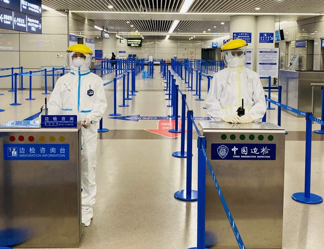 身穿誠格防護服的&ldquo;守滬者&rdquo; 24小時奮戰在浦東國際機場口岸防疫一線