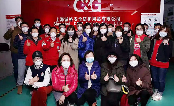 攜手戰&ldquo;疫&rdquo;，逆風而上，上海志愿者助力抗疫防護服生產