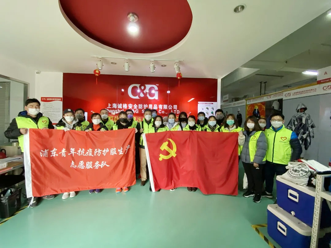 上展集團世博中心志愿者團隊支援我司防護服生產工作